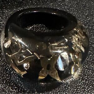 Elegant Black and Gold Floral Ring